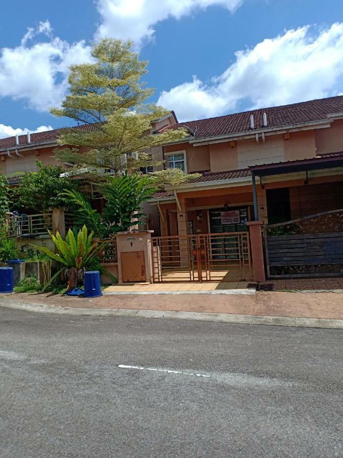 Muslim Dinaim Homestay Tanjong Malim Exteriör bild